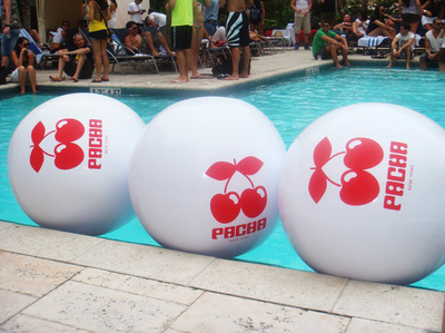 zwembadbal poolbal drijvende bal floatingball crowdbal drijvende ballen